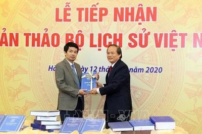 Bàn giao bản thảo bộ Lịch sử Việt Nam