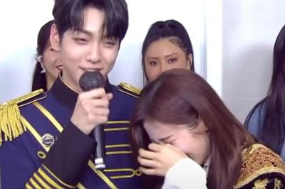 Mỹ nhân nhóm Oh My Girl bị phản ứng khi thân mật với đồng nghiệp nam