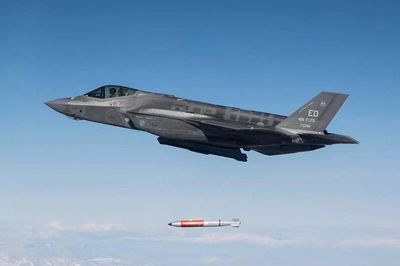 Tận thấy tiêm kích F-35 thả bom hạt nhân có tốc độ siêu thanh