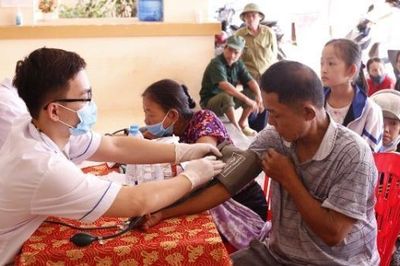 Khám bệnh, cấp phát thuốc miễn phí cho đồng bào miền Trung