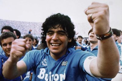 Diego Maradona - con người hoan lạc trên sân cỏ