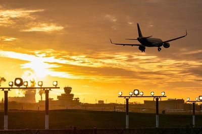 Vật thể bí ẩn suýt lao thẳng vào máy bay chở khách ở Anh