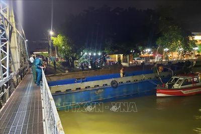 Huy động khoảng 100 người 'giải cứu' sà lan 500 tấn mắc kẹt dưới gầm cầu