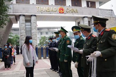 Hà Giang: Tiếp nhận 114 công dân Việt Nam do Trung Quốc trao trả