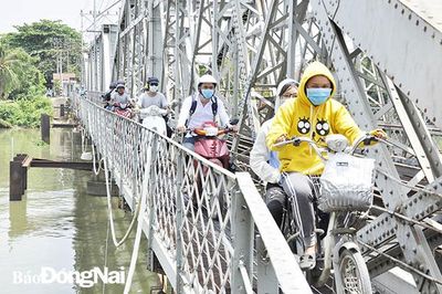 Bảo vệ cây cầu trăm tuổi
