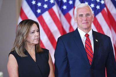 Phó Tổng thống Mỹ Mike Pence và phu nhân sẽ tiêm vắcxin ngừa COVID-19