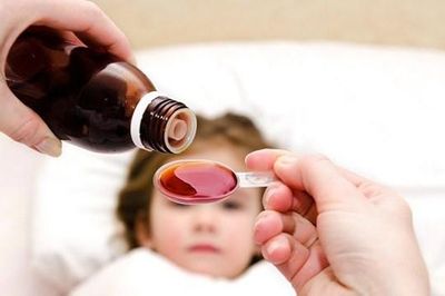 Dùng thuốc ho đúng cách cho trẻ