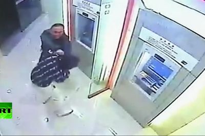 Đánh bại tên cướp, nạn nhân bình thản tiếp tục rút tiền ở ATM