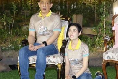 Hoàng quý phi mặc áo đôi quỳ rạp bên cạnh Vua Thái Lan