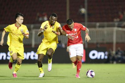 HLV Hà Tĩnh: 'Trọng tài bắt không ổn, cần VAR để công bằng'
