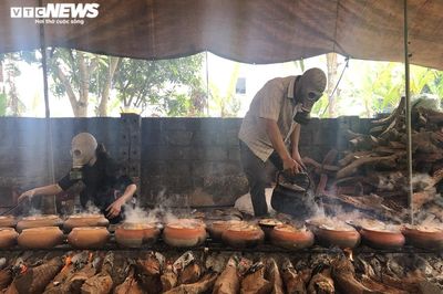 Cả làng nổi lửa suốt đêm làm món đặc sản đắt đỏ ngày Tết