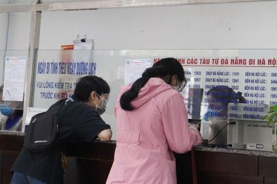 Lo dịch COVID-19, khách liên tục đổi trả vé về quê ăn Tết