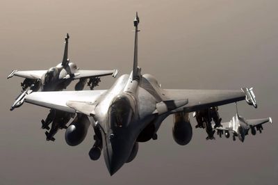 Tiêm kích Rafale Pháp đâm đứt đường dây điện