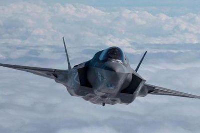 Tiêm kích tàng hình F-22 trổ tài nhào lộn đáng kinh ngạc