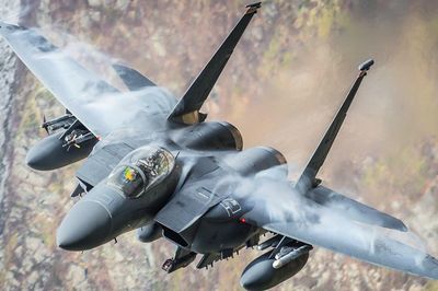 'Đại bàng bất bại' F-15E Mỹ mạnh ngang máy bay ném bom chiến lược H-6 Trung Quốc