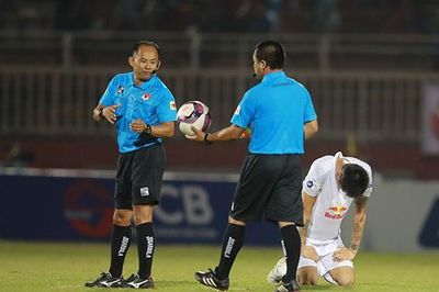 Lee Nguyễn được còi bạc Việt Nam 'chăm sóc'