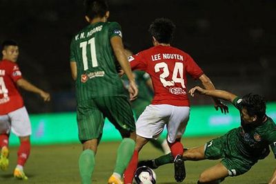 Hùng Dũng chấn thương nặng, Lee Nguyễn 'quên' nhắc đồng đội
