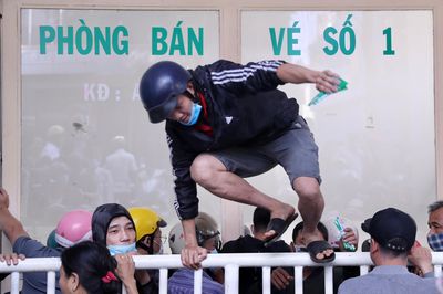 Sốt vé xem Lee Nguyễn đối đầu Kiatisuk