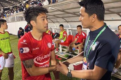 Lee Nguyễn quên chuyện không vui với Kiatisak