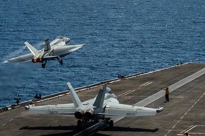 Cận cảnh tàu sân bay Mỹ USS Theodore Roosevelt tiến vào biển Đông