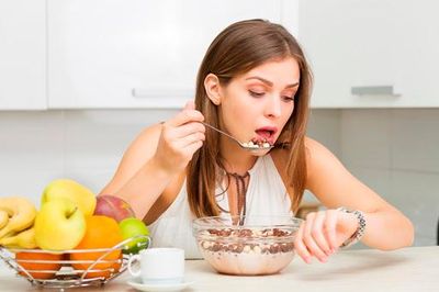 Ăn uống vội vàng, chẳng sớm thì muộn bạn cũng mắc bệnh này