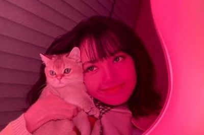 Đến lượt Lisa đăng ảnh selfie với chiếc gương đắt giá y chang Jisoo, hóa ra đây quà tặng