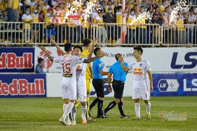 Vòng 10 V-League: HAGL thắng Hà Nội, Lee Nguyễn thẻ đỏ