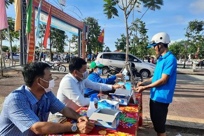 Cà Mau siết chặt đeo khẩu trang nơi công cộng