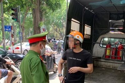 Xử phạt 22 triệu đồng nhiều trường hợp không đeo khẩu trang quanh hồ Gươm