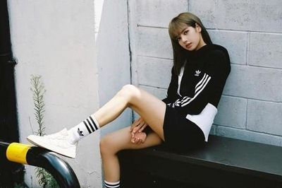 Đôi chân dài 'siêu thực' của Lisa: Ngắm thì thích nhưng lại là nỗi khổ của anh quay phim
