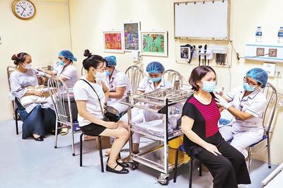 Triển khai tiêm vắc-xin phòng Covid-19 trên địa bàn Hà Nội
