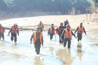 Chia nhiều mũi, lội dọc sông suối tìm người mất tích ở Rào Trăng