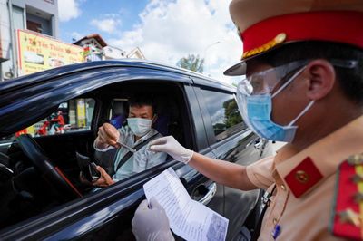 'TP.HCM có thể phải giãn cách xã hội thêm 1-2 tuần'