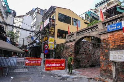 Phát hiện 2 người sống trong khu vực phong tỏa mắc Covid-19