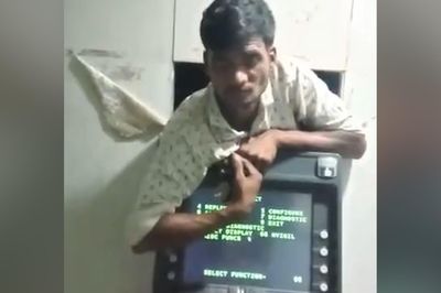Tên trộm bị mắc kẹt bên trong máy ATM ở Ấn Độ