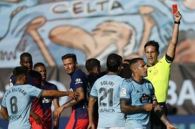 Cận cảnh Luis Suarez ăn vạ khiến đồng đội và đối thủ cùng nhận... thẻ đỏ