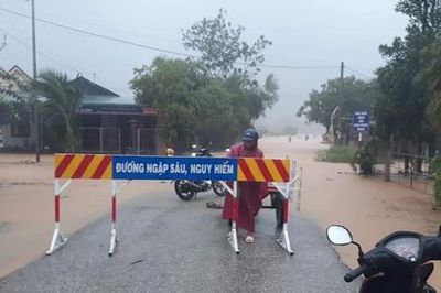 Hơn 20 nhà dân bị tốc mái, khẩn trương di chuyển công nhân ra khỏi thủy điện Rào Trăng 3