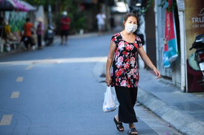 Cảnh trái ngược giữa trong và ngoài vùng xanh tại Hà Nội