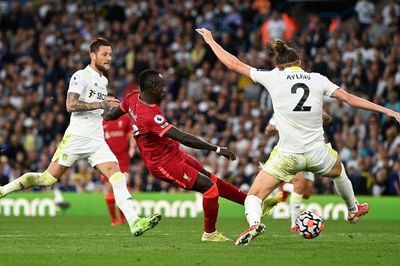 Salah và Mane bùng nổ, Liverpool thổi bay Leeds