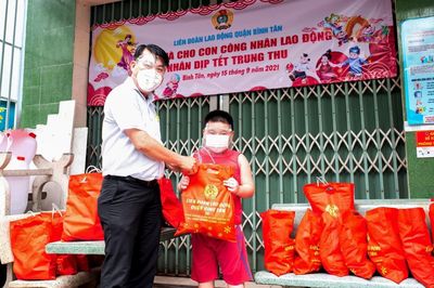Mang Tết trung thu đến với thiếu nhi trong các bệnh viện dã chiến, khu phong tỏa