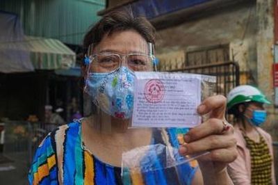 Có 18.620 trên 46.438 hộ dân tại quận 7 đã được phát phiếu đi chợ