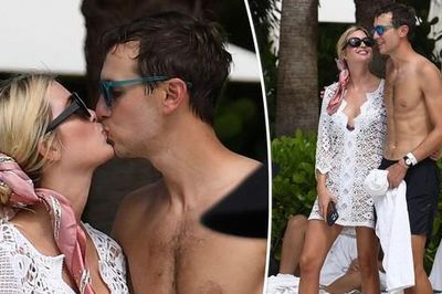 Ivanka Trump gợi cảm với bikini, cùng ông xã 'khóa môi' nồng nàn bên bể bơi