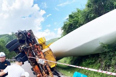 Xe chở cánh quạt điện gió 'khủng' bị lật trên đèo An Khê