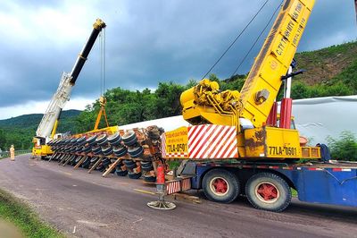 Lật xe chở thiết bị điện gió ở đèo An Khê