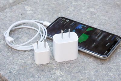 Nhóm sinh viên Trung Quốc kiện Apple vì bán iPhone không kèm củ sạc