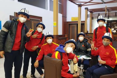 U23 Việt Nam quá cảnh ở UAE trước khi về nước