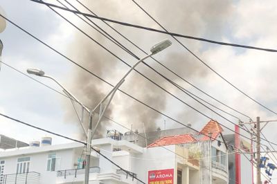 Cháy nhà 4 tầng ở TP.HCM, nhiều người tháo chạy