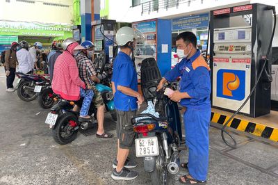 Chật vật vì giá xăng dầu tăng cao