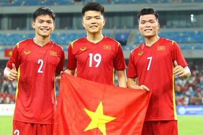 Nghệ sĩ vỡ òa khi U23 Việt Nam giành chức vô địch