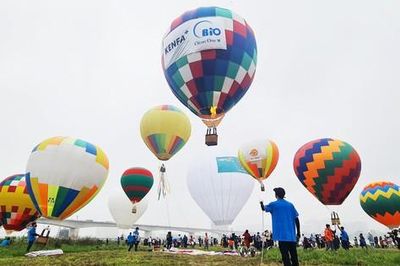 Du khách trải nghiệm bay khinh khí cầu, ngắm Hà Nội từ trên cao